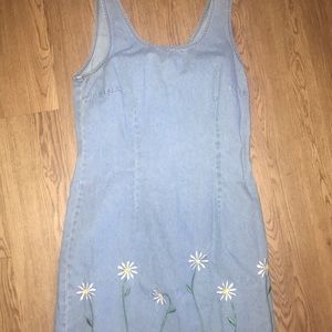 Size M Fitted Jean dress with flower detailing